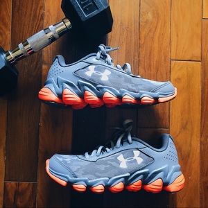 Boys Under Armor Tennis shoes - 3.5